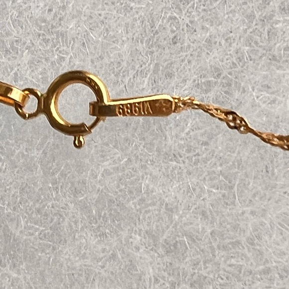 Vintage 14kt Gold 3-Dimensional Diamond Cut Out Pineapple Pendant Necklace - Picture 9 of 11